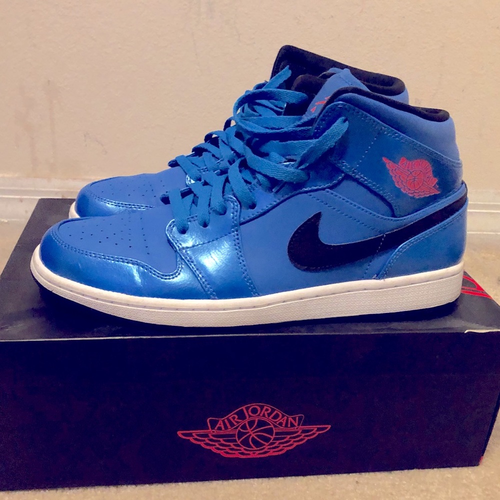 Jordan 1 mid Blue and Black Size 10.5
